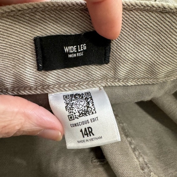 Express NWT High Rise Wide Leg Jeans - Picture 3 of 6